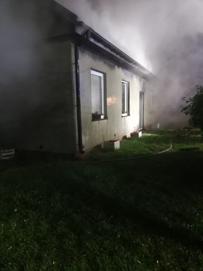 Pożar domu w Radoszycach, sześć osób straciło dach nad głową. Przyczyną zwarcie?