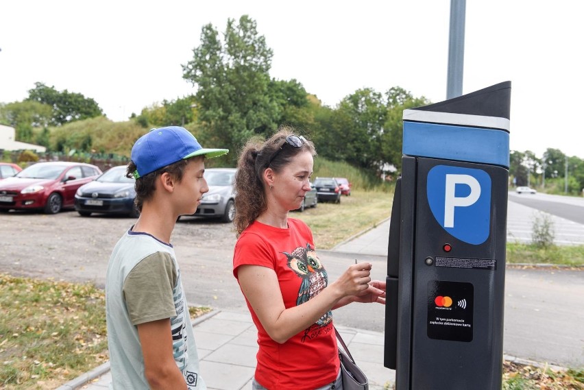 Mieszkańcy krytykują poszerzenie płatnej strefy parkowania....