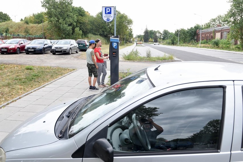 Mieszkańcy krytykują poszerzenie płatnej strefy parkowania....