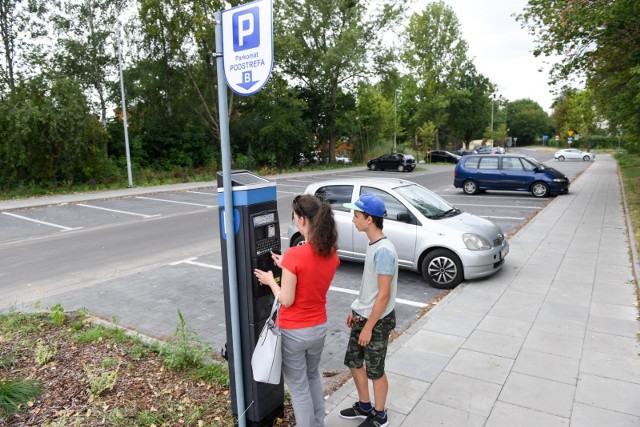 Mieszkańcy krytykują poszerzenie płatnej strefy parkowania. Sami nie mają gdzie zostawiać swoich samochodów