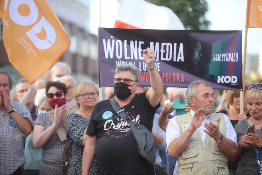 Protest KOD na Rynku w Katowicach: Wolne media. Wolni...
