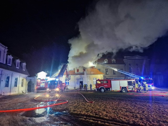 Pożar pałacu w Pępowie. Z ogniem walczyło kilkanaście zastępów straży.
