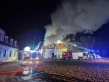 Pożar pałacu w Pępowie. Z ogniem walczyło kilkanaście zastępów straży