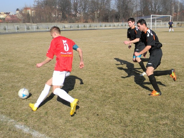 Dzikowiec (na czarno) w Sędziszowie nie miał nic do powiedzenia. Nz. w akcji kapitan Lechii &#8211; Krystian Branas, obok Grzegorz Szczęch (pierwszy z prawej) i Tomasz Grądzki.