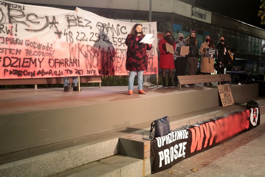 Strajk kobiet w Szczecinie. Protest pod hasłem "Nigdy nie będziesz szła sama" - 4.11.2020