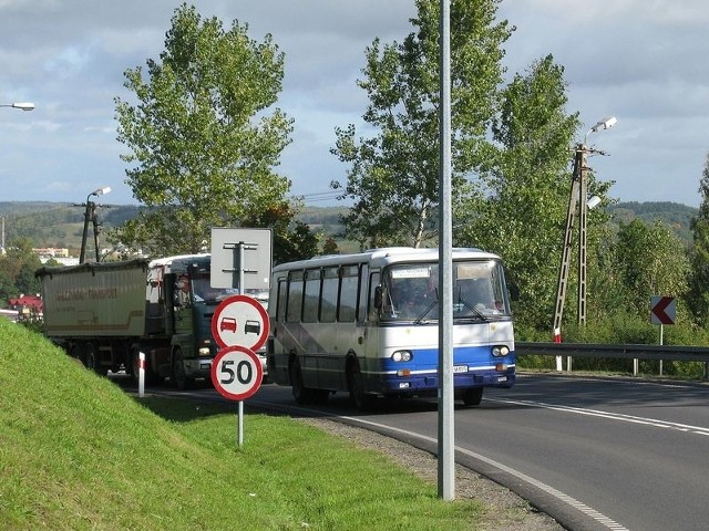 Przekręcone tablice znaków przy drodze krajowej w Miastku. 