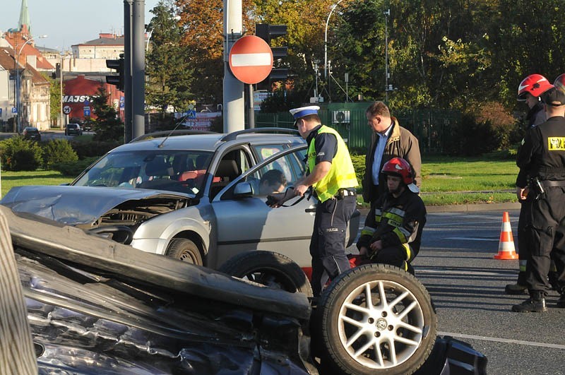 Groźny wypadek na rondzie Poznańskim w Bydgoszczy. Jedno z aut dachowało [zdjęcia, wideo]