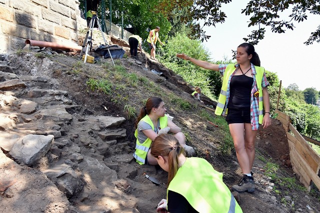 - Udało nam się odkryć w Bieczu pełny zarys baszty katowskiej. Teraz wydobywamy z ziemi relikty przeszłości - mówi archeolog