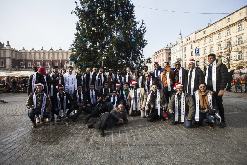 Kraków. Kandydaci do tytułu Mister Supranational spacerują po Rynku Głównym [ZDJĘCIA]