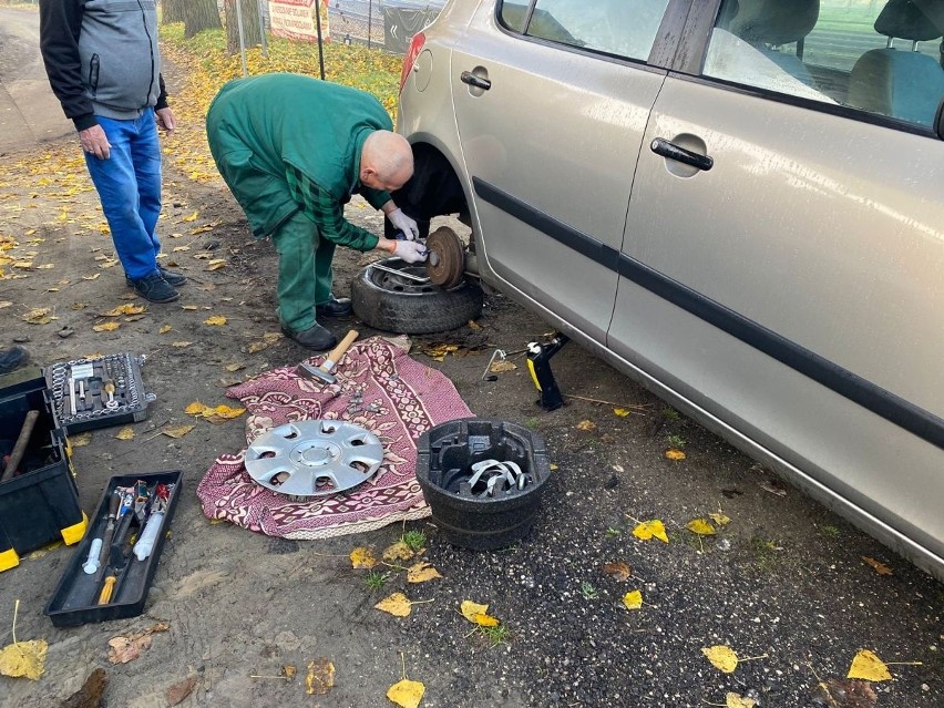 Takie rzeczy w trakcie policyjnego patrolu w Inowrocławiu: schwytali psy, naprawili auto