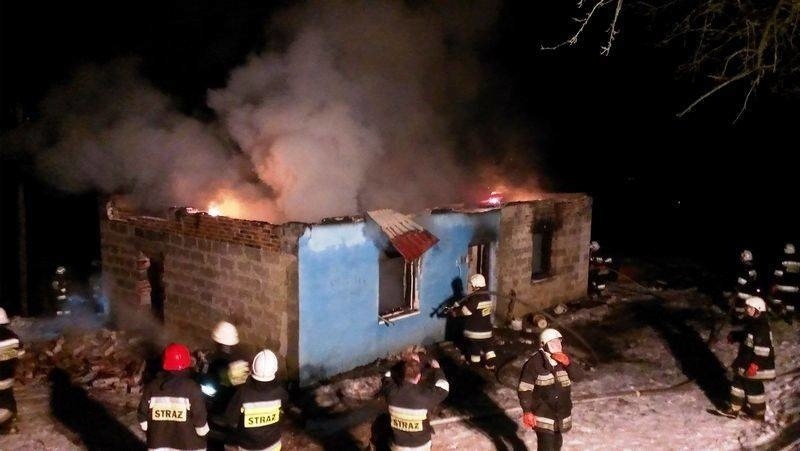 Spłonął dom w Lipnicy. Strażacy mieli utrudniony dojazd [ZDJĘCIA]
