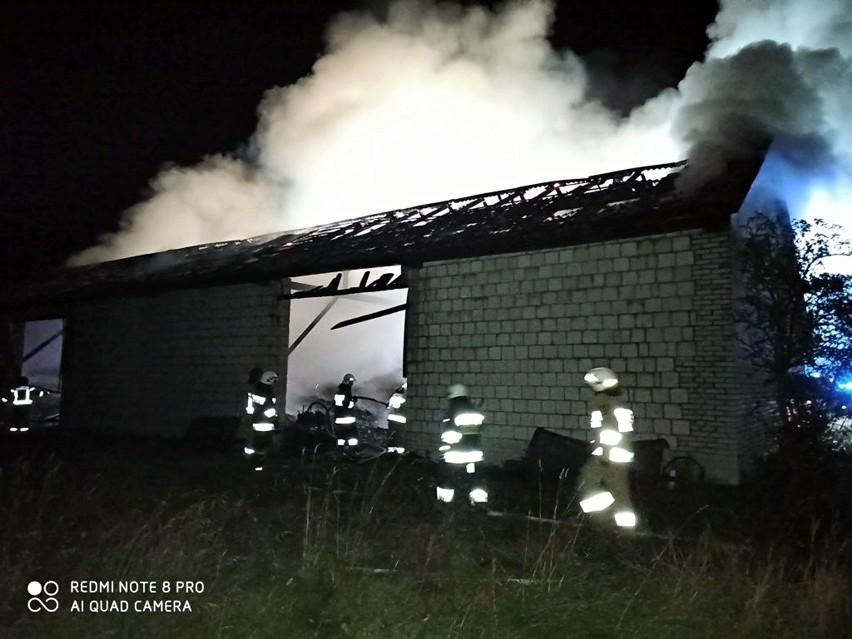 Stodoła stanęła w płomieniach. Strażacy z powiatu radzyńskiego ruszyli na pomoc. Zobacz zdjęcia z akcji