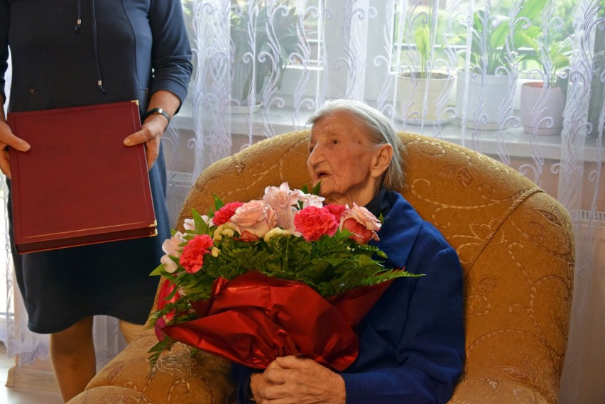 Pani Olga Lodzińska z gminy Bodzentyn właśnie skończyła sto lat! Były życzenia, piękny bukiet kwiatów i list gratulacyjny