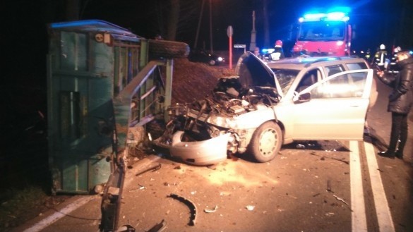 Babice: Volvo uderzyło w traktor, 14-latek wypadł z ciągnika