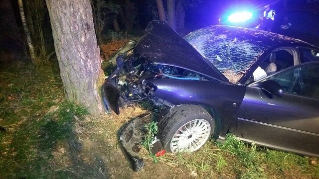 W poniedziałek (22 sierpnia) około godz. 23. w miescowości Piecki doszło do groźnego wypadku drogowego. Z nieustalonych przyczyn kierujący osobowym Audi zjechał z drogi i uderzył w przydrożne drzewo. Trzy osoby podróżujące autem z poważnymi obrażeniami trafiły do bydgoskich szpitali. Droga Piecki - Brzoza była zablokowana przez około 3 godziny.Zdjęcia: Zdjęcia OSP Brzozaźródło:TVN Meteo Active/x-news