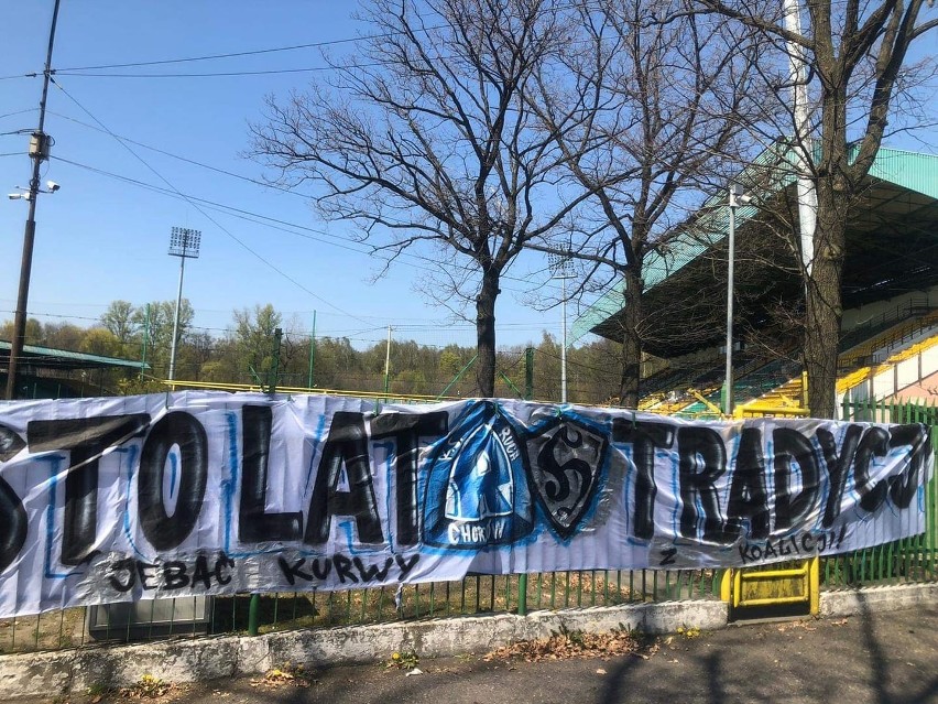 Riposta kibiców Ruchu Chorzów na ogrodzeniu stadionu GKS-u...