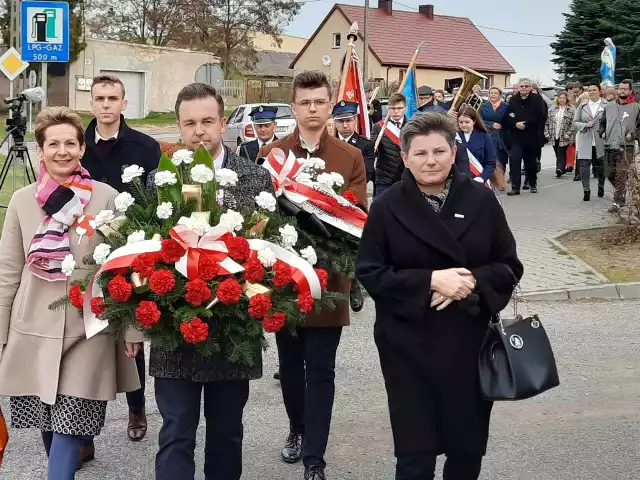W uroczystościach patriotycznych uczestniczyły władze gminy Wolanów i powiatu radomskiego.