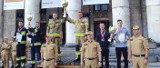 Wielki sukces białostockich strażaków na V Mistrzostwach Polski w Biegu po Schodach. Do pokonania było 30 pięter w pełnym umundurowaniu