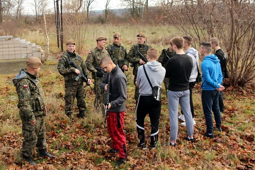 Wojska Obrony Terytorialnej na ćwiczeniach w opuszczonej szkole w Skarżysku-Kamiennej. Zaprosili młodzież z ośrodka wychowawczego [ZDJĘCIA]