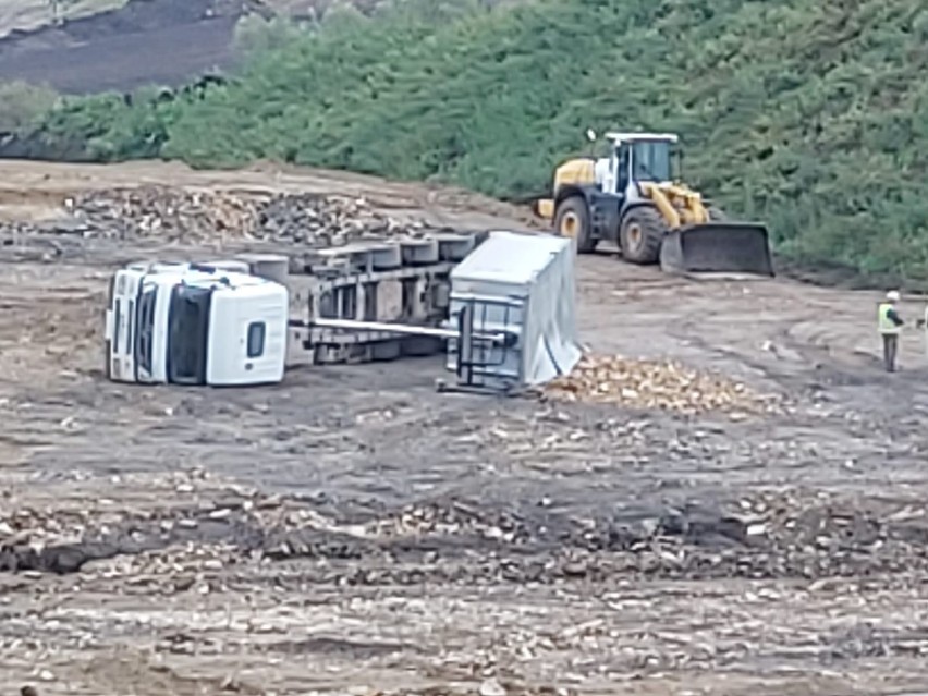 Tir wywrócił się pod Krakowem. Wypadek podczas rozładunku na placu budowy