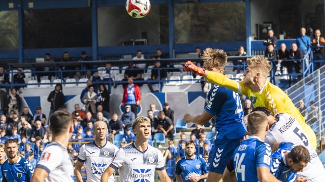 Hutnik - Sandecja. Interweniuje bramkarz gości Paweł Sokół