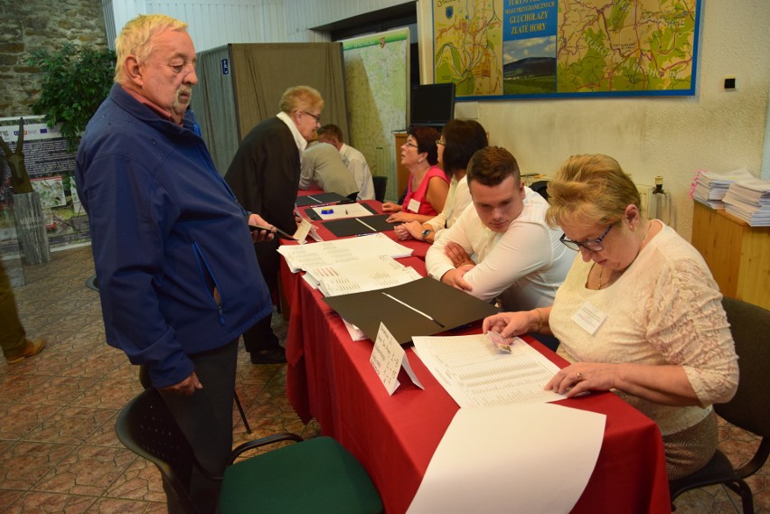 Wybory samorządowe 2018. W Głuchołazach pierwszy głosujący stawił się przed lokalem wyborczym jeszcze przed godziną 7.00