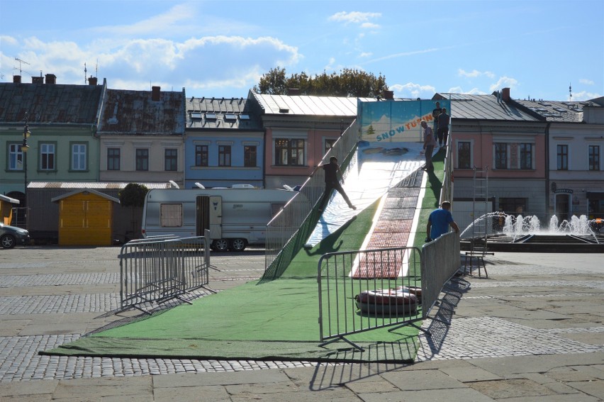 Nowy Sącz. Na rynku powstaje dziwna konstrukcja. Dlaczego? [ZDJĘCIA]