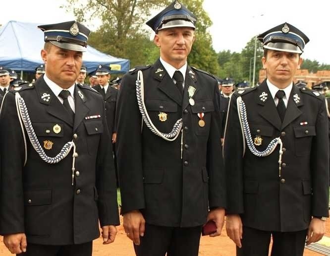 Wicewojewoda świętokrzyski Grzegorz Dziubek (z lewej) z...