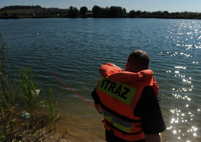 Na żwirowni w Ostrowie pod Przemyślem, młody mężczyzna źle zabezpieczył swojego fiata cinquecento i pojazd stoczył się do wody. Był na głębokości 4 metrów. Na brzeg wyciągnęli go strażacy.