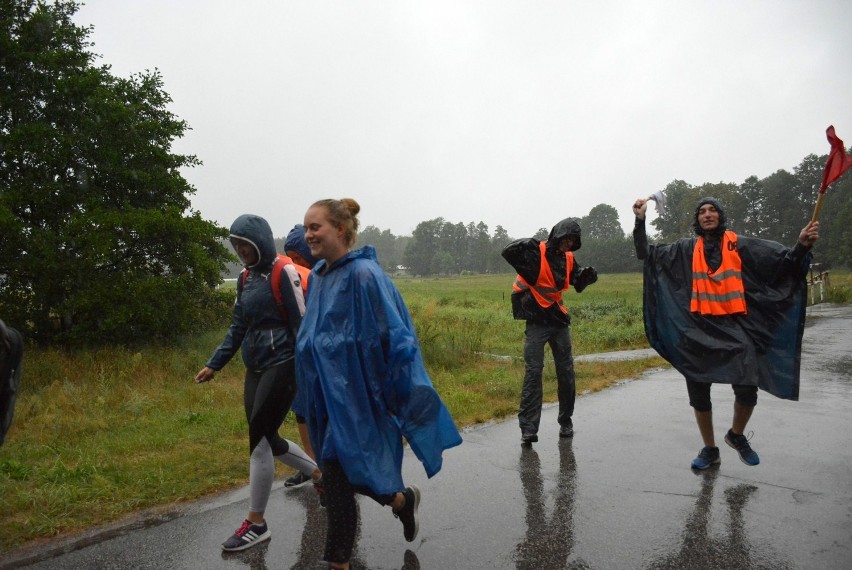 Lubelscy pielgrzymi szli na Jasną Górę w strugach deszczu (ZDJĘCIA)