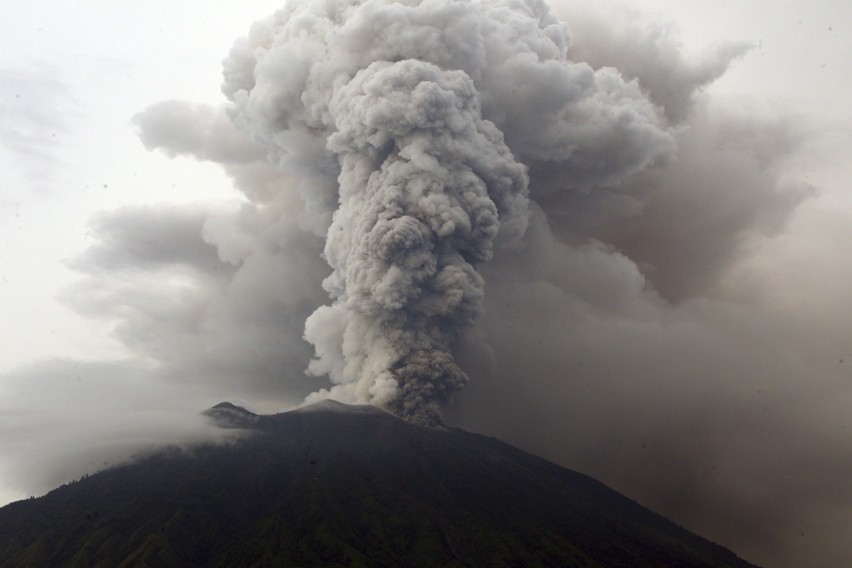 Bali: wulkan Agung może wybuchnąć w każdej chwili. Władze zamknęły lotniska