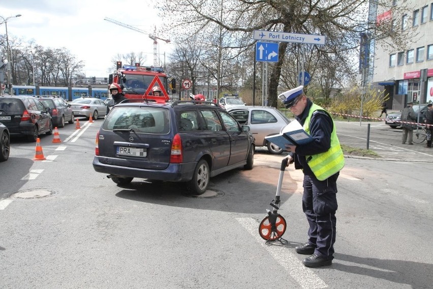 Wrocław: Poważny wypadek obok TGG. Są ranni [ZDJĘCIA]