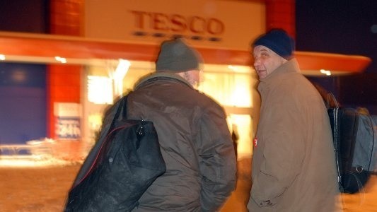 Tesco zostało zamknięte w niedzielę około godz. 18. Na dachu zalegała wartwa śniegu, która miejscami miała wysokość ponad 70 cm.