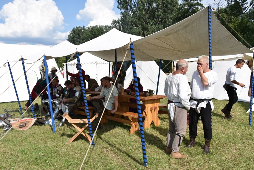 Rycerze walczą na siewierskich błoniach. 28 lipca bitwa o zamek w Siewierzu