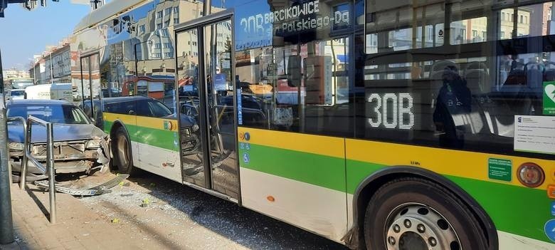 Wjechał w autobus MZK w centrum Zielonej Góry. Tłumaczył, że się zagapił. Dostał mandat w wysokości 1000 złotych i punkty karne