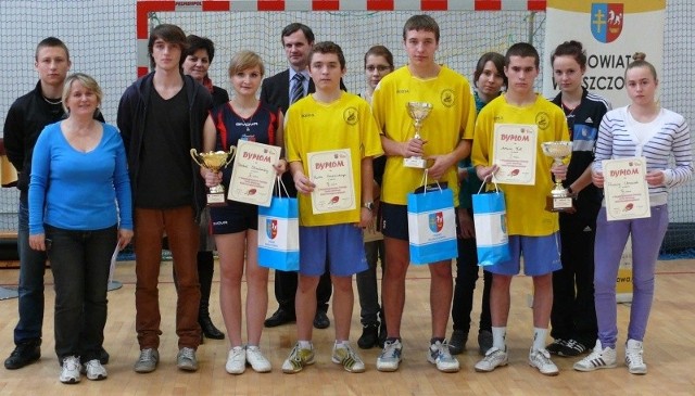 Ci tenisiści z Zespołu Szkół Ponadgimnazjalnych numer 3 imienia Stanisława Staszica we Włoszczowie zajęli pierwsze miejsce w klasyfikacji drużynowej.  