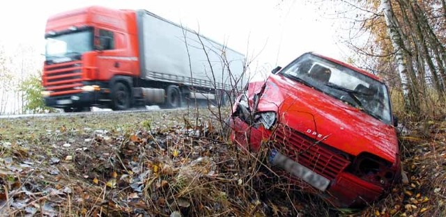 Auto leży w rowie ponad tydzień. Policjanci już przypominali właścicielowi, że musi je uprzątnąć.