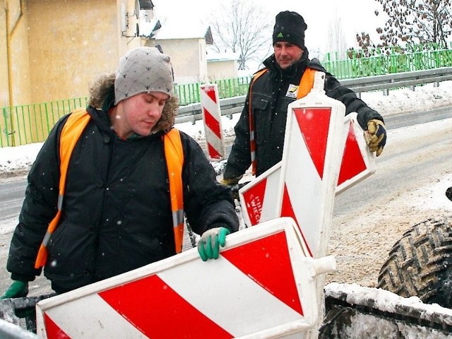 Podobnie jak zimą zamknięto dziś jeden z pasów ruchu na wiadukcie