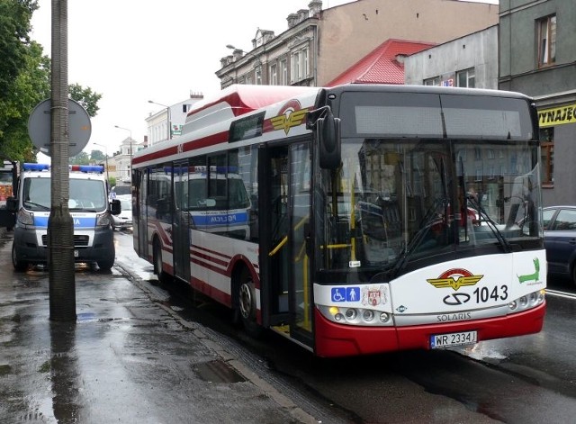 W kolizji na ulicy 25 Czerwca brał udział autobus miejski, który w wyniku zderzenia stracił lewe lusterko.
