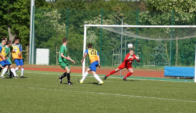 Pierwsza połowa spotkania zakończyła się bezbramkowym remisem. Ostatecznie Dąb Barcin przegrał ze Startem Radziejów 0:1. Jedyną bramkę dla gości zdobył Daniel Czarnota (80’).  Czytaj także: Konkurs "Ratujmy zabytki" wygrała Weronika z Gimnazjum w BarcinieINFO Z POLSKI - przegląd najciekawszych informacji ostatnich dni w kraju: 