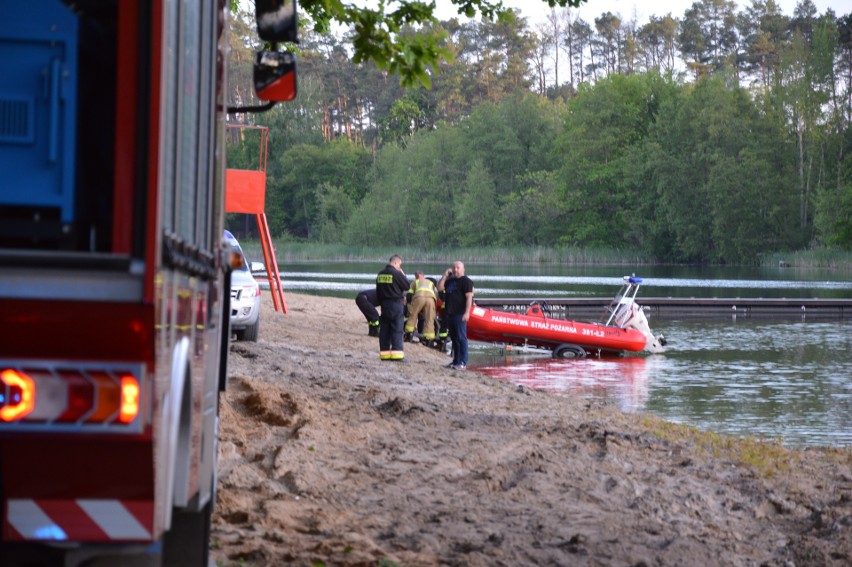 Strażacy poszukiwali chłopca w jeziorze, a karetka odjechała przed zakończeniem akcji do bazy