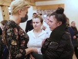 Żona prezydenta, Agata Kornhauser - Duda odwiedziła uchodźców z Ukrainy w Dwikozach i Obrazowie. Były prezenty i wzruszenie. Zobacz zdjęcia