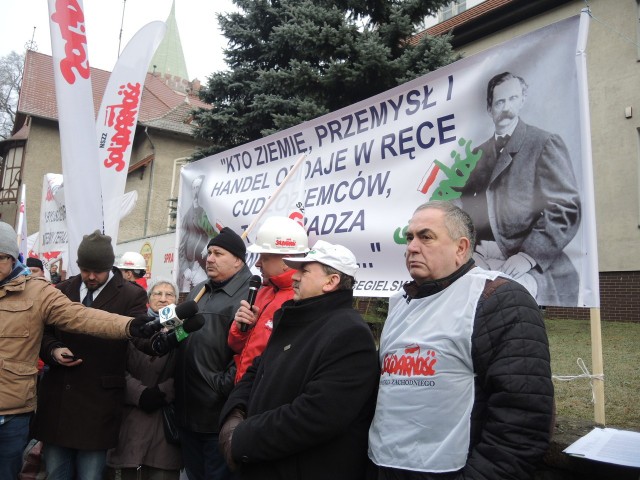 Styczniowy protest rolników w Stargardzie. Od prawej Mieczysław Jurek i Edward Kosmal.