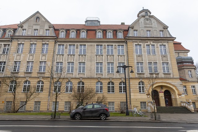 Choć trwają wakacje, to w VI LO w Bydgoszczy zawrzało. Wszystko za sprawą listu otwartego, który napisali uczniowie, absolwenci i rodzice do dyrektor szkoły.