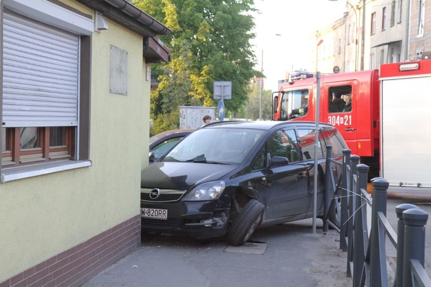 Wypadek w Leśnicy na skrzyżowaniu Dolnobrzeskiej, Wolskiej i...