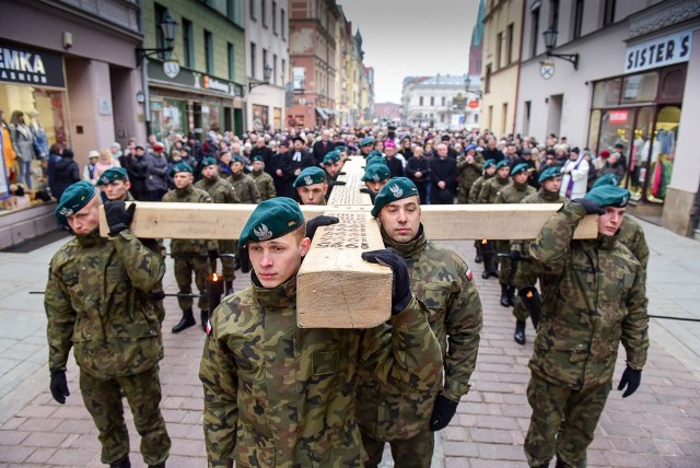 Dziś ulicami Torunia przeszła tradycyjna Droga Krzyżowa. Wierni rozpoczęli swoją modlitewną wędrówkę przy kościele garnizonowym, a zakończyli w katedrze Świętych Janów. Zobacz też:Król Edyp. Premiera podczas Dnia TeatruPrzedszkoliada Tour 2018