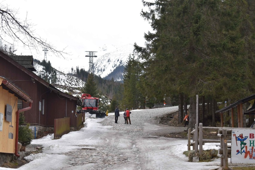 Tatry. Akcja ratunkowa na Świnicy. Turyści mimo zakazu idą w góry 