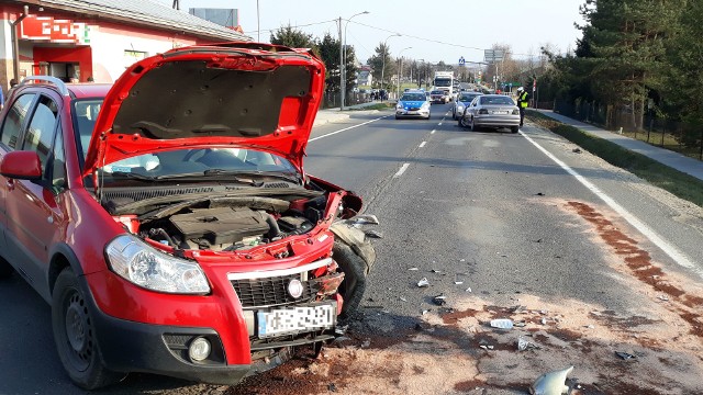 Do zdarzenia doszło w niedzielę tuż przed godziną 15. W Iwoniczu kierowca fiata wyjeżdżając z drogi podporządkowanej nie ustąpił pierwszeństwa BMWNa miejsce zadysponowano służby ratunkowe - zespoły ratownictwa medycznego SPPR Krosno, strażaków z KM PSP w Krośnie i i OSP Iwonicz oraz policjantów. Na czas ich działań krajowa 28 była zablokowana. Jedna osoba poszkodowana w wypadku została przewieziona do szpitala. Trzy pozostałe zaopatrzono na miejscu.