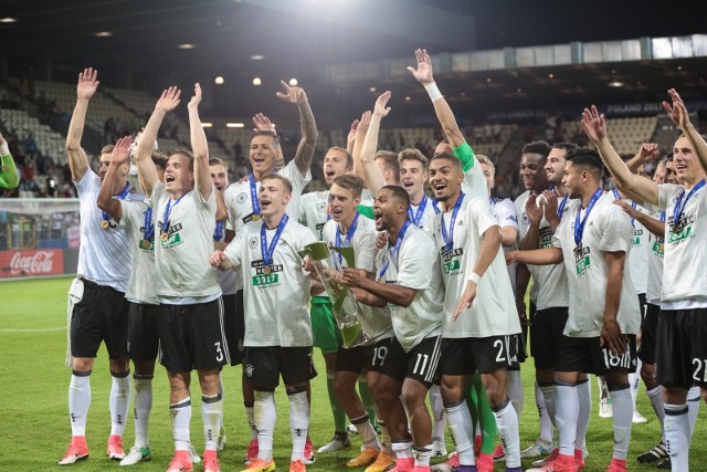 Po raz drugi w historii Niemcy triumfowali w młodzieżowym Euro. W piątkowym finale podopieczni Stefana Kuntza pokonali faworyzowanych Hiszpanów 1:0. Zobacz, jak fetowali mistrzowski tytuł!