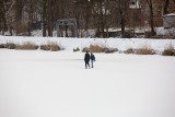 Niebezpieczna zabawa na zamarzniętych zbiornikach retencyjnych w Gdańsku. Strażnicy miejscy apelują: "To igranie ze śmiercią" [zdjęcia]